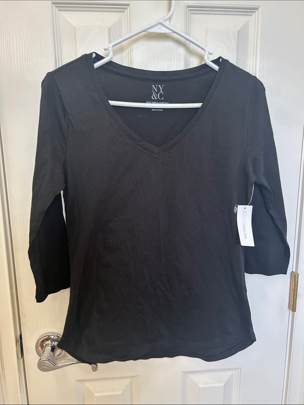 New York & Company Black V-Neck 3/4 Sleeve Women's Top